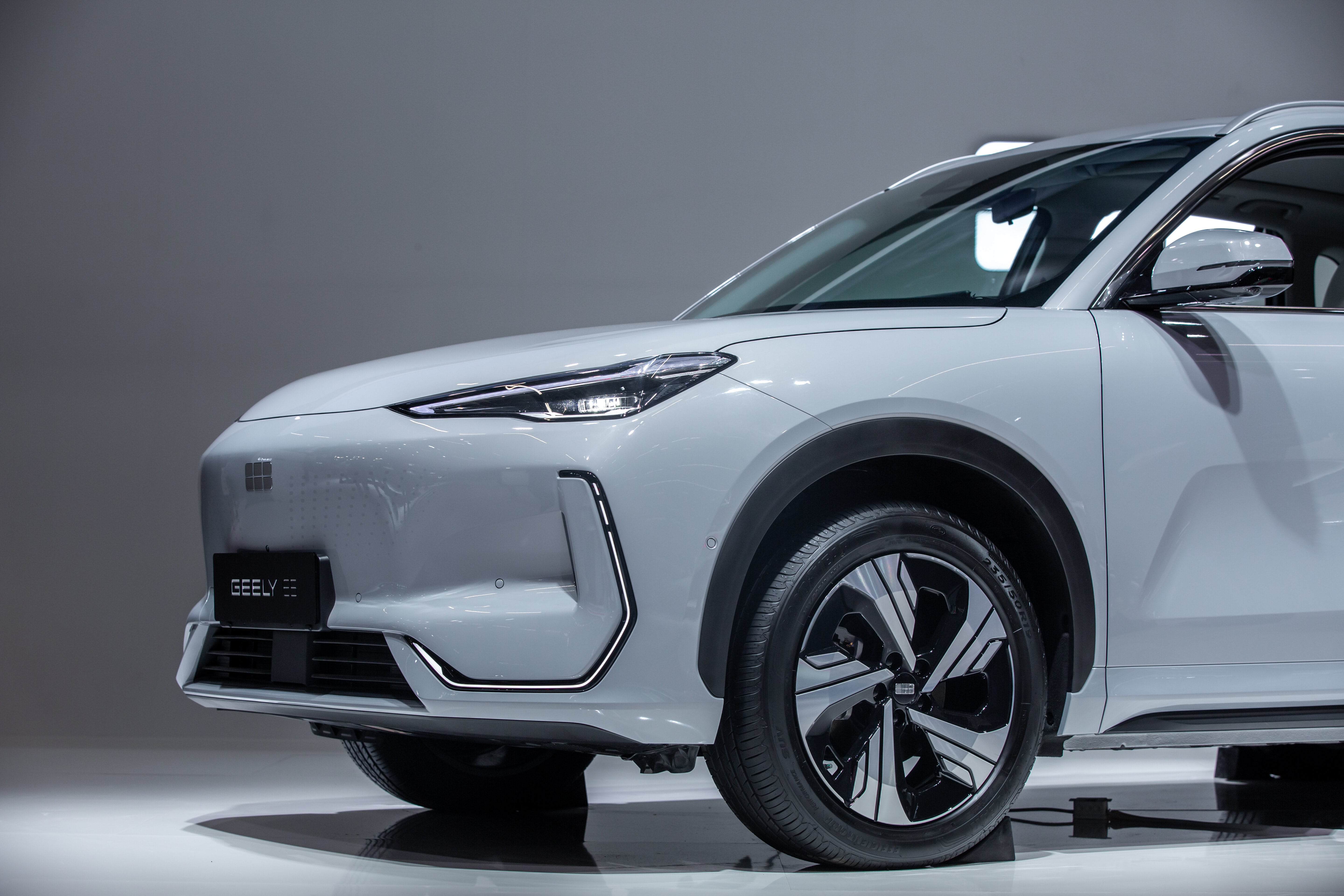 https://www.geely.com/-/media/project/web-portal/2024/news/frankfurt-1st-article---geely-reinforces-high-value-global-strategy/geely-ex5-detail-front.jpg?utm_source=chatgpt.com