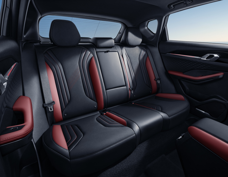 Geely Coolray notranjost s sodobnim infotainmentom